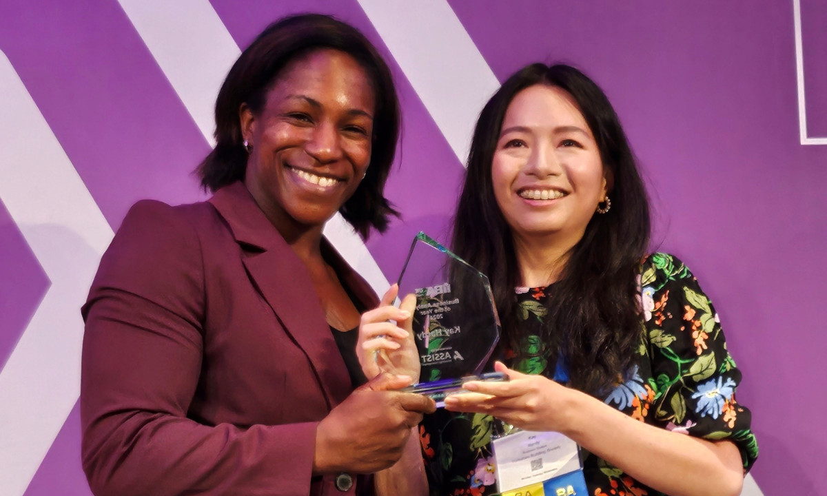 2025 Winner Kay Hardy with Maggie Alphonsi